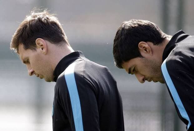 FC Barcelona Barca s strikers, Argentinian Lionel Messi and Uruguayan Luis Suarez (R), during a team s training session at Joan Gamper Sports City in Sat Joan Despi, Catalonia, northeastern Spain, 04 April 2016. FC Barcelona will face Atletico Madrid in a Champions League quarter finals first leg soccer match the upcoming 05 April. EFE Alberto Estevez TRAINING SESSION !ACHTUNG: NUR REDAKTIONELLE NUTZUNG!  GRA082 20160404-635953724595744793