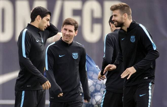 FC Barcelona Barca s strikers, Argentinian Lionel Messi and Uruguayan Luis Suarez (L), and Spanish defender Gerard Pique (R), during a team s training session at Joan Gamper Sports City in Sat Joan Despi, Catalonia, northeastern Spain, 04 April 2016. FC Barcelona will face Atletico Madrid in a Champions League quarter finals first leg soccer match the upcoming 05 April. EFE Alberto Estevez TRAINING SESSION !ACHTUNG: NUR REDAKTIONELLE NUTZUNG!  GRA082 20160404-635953725286980793