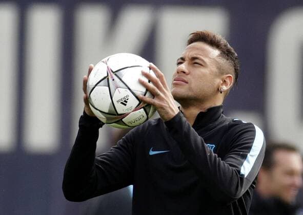 FC Barcelona Barca s Brazilian striker Neymar Jr during a team s training session at Joan Gamper Sports City in Sat Joan Despi, Catalonia, northeastern Spain, 04 April 2016. FC Barcelona will face Atletico Madrid in a Champions League quarter finals first leg soccer match the upcoming 05 April. EFE Alberto Estevez TRAINING SESSION !ACHTUNG: NUR REDAKTIONELLE NUTZUNG!  GRA082 20160404-635953729867196793