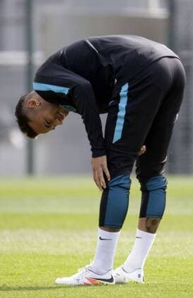 FC Barcelona Barca s Brazilian striker Neymar Jr during a team s training session at Joan Gamper Sports City in Sat Joan Despi, Catalonia, northeastern Spain, 04 April 2016. FC Barcelona will face Atletico Madrid in a Champions League quarter finals first leg soccer match the upcoming 05 April. EFE Alberto Estevez TRAINING SESSION !ACHTUNG: NUR REDAKTIONELLE NUTZUNG!  GRA082 20160404-635953729899020793