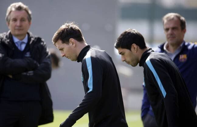FC Barcelona Barca s strikers, Argentinian Lionel Messi and Uruguayan Luis Suarez (CR), during a team s training session at Joan Gamper Sports City in Sat Joan Despi, Catalonia, northeastern Spain, 04 April 2016. FC Barcelona will face Atletico Madrid in a Champions League quarter finals first leg soccer match the upcoming 05 April. EFE Alberto Estevez TRAINING SESSION !ACHTUNG: NUR REDAKTIONELLE NUTZUNG!  GRA082 20160404-635953731170108793