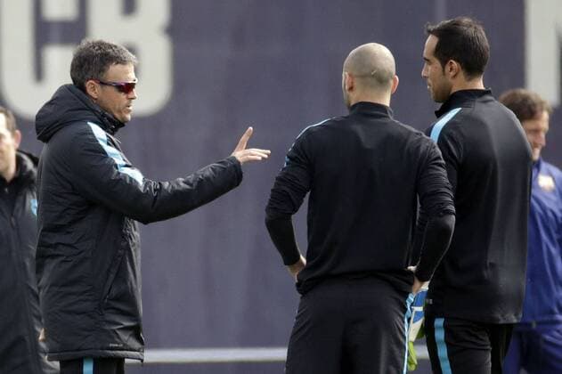 FC Barcelona Barca s Spanish coach Luis Enrique, gives instructions to his players, Agentinian defender Javier Mascherano (C), and Chilean goalie Claudio Bravo (R) during a team s training session at Joan Gamper Sports City in Sat Joan Despi, Catalonia, northeastern Spain, 04 April 2016. FC Barcelona will face Atletico Madrid in a Champions League quarter finals first leg soccer match the upcoming 05 April. EFE Alberto Estevez TRAINING SESSION !ACHTUNG: NUR REDAKTIONELLE NUTZUNG!  GRA082 20160404-635953731829832793