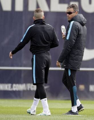 FC Barcelona Barca s Spanish coach Luis Enrique, gives instructions to his player, Spanish Jordi Alba (L), during a team s training session at Joan Gamper Sports City in Sat Joan Despi, Catalonia, northeastern Spain, 04 April 2016. FC Barcelona will face Atletico Madrid in a Champions League quarter finals first leg soccer match the upcoming 05 April. EFE Alberto Estevez TRAINING SESSION !ACHTUNG: NUR REDAKTIONELLE NUTZUNG!  GRA082 20160404-635953731844028793