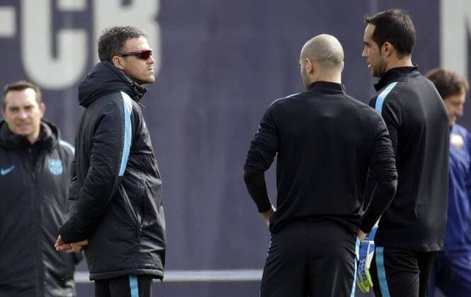 FC Barcelona Barca s Spanish coach Luis Enrique, gives instructions to his players, Agentinian defender Javier Mascherano (C), and Chilean goalie Claudio Bravo (R) during a team s training session at Joan Gamper Sports City in Sat Joan Despi, Catalonia, northeastern Spain, 04 April 2016. FC Barcelona will face Atletico Madrid in a Champions League quarter finals first leg soccer match the upcoming 05 April. EFE Alberto Estevez TRAINING SESSION !ACHTUNG: NUR REDAKTIONELLE NUTZUNG!  GRA082 20160404-635953731836228793