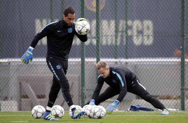 FC Barcelona Barca s German goalie Andre Ter Stegen (R) and Chilean goalie Claudio Bravo, during a team s training session at Joan Gamper Sports City in Sat Joan Despi, Catalonia, northeastern Spain, 04 April 2016. FC Barcelona will face Atletico Madrid in a Champions League quarter finals first leg soccer match the upcoming 05 April. EFE Alberto Estevez TRAINING SESSION !ACHTUNG: NUR REDAKTIONELLE NUTZUNG!  GRA082 20160404-635953732501412793