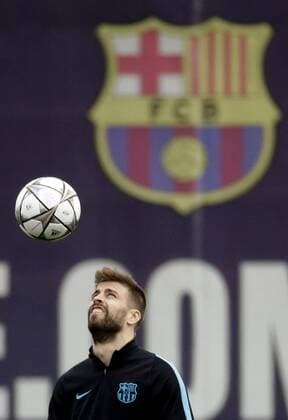 Bilder des Tages - Sport FC Barcelona Barca s Spanish defender Gerard Pique during a team s training session at Joan Gamper Sports City in Sat Joan Despi, Catalonia, northeastern Spain, 04 April 2016. FC Barcelona will face Atletico Madrid in a Champions League quarter finals first leg soccer match the upcoming 05 April. EFE Alberto Estevez TRAINING SESSION !ACHTUNG: NUR REDAKTIONELLE NUTZUNG!  GRA082 20160404-635953733180012793