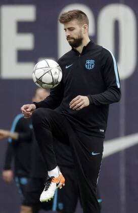 FC Barcelona Barca s Spanish defender Gerard Pique during a team s training session at Joan Gamper Sports City in Sat Joan Despi, Catalonia, northeastern Spain, 04 April 2016. FC Barcelona will face Atletico Madrid in a Champions League quarter finals first leg soccer match the upcoming 05 April. EFE Alberto Estevez TRAINING SESSION !ACHTUNG: NUR REDAKTIONELLE NUTZUNG!  GRA082 20160404-635953733185628793