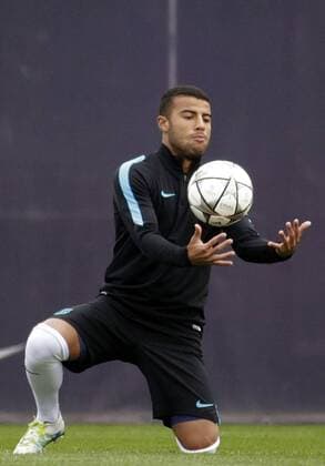 FC Barcelona Barca s Brazilian midfielder Rafinha Alcantara during a team s training session at Joan Gamper Sports City in Sat Joan Despi, Catalonia, northeastern Spain, 04 April 2016. FC Barcelona will face Atletico Madrid in a Champions League quarter finals first leg soccer match the upcoming 05 April. EFE Alberto Estevez TRAINING SESSION !ACHTUNG: NUR REDAKTIONELLE NUTZUNG!  GRA082 20160404-635953733205596793