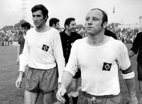 Rot-Weiß Oberhausen - Hamburger SV: Franz-Josef Hönig (li.) und Uwe Seeler (beide HSV) gehen vom Platz