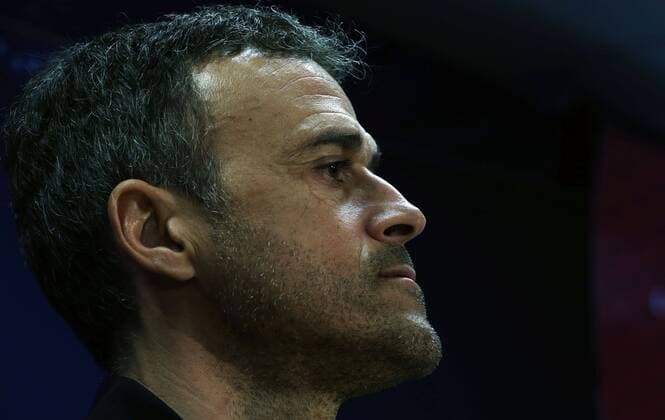 FC Barcelona Barca s Spanish coach Luis Enrique, gestures during a press conference PK Pressekonferenz held after a team s training session at Joan Gamper Sports City in Sat Joan Despi, Catalonia, northeastern Spain, 04 April 2016. FC Barcelona will face Atletico Madrid in a Champions League quarter finals first leg soccer match the upcoming 05 April. EFE Alberto Estevez PRESS CONFERENCE !ACHTUNG: NUR REDAKTIONELLE NUTZUNG!  GRA082 20160404-635953771673050176