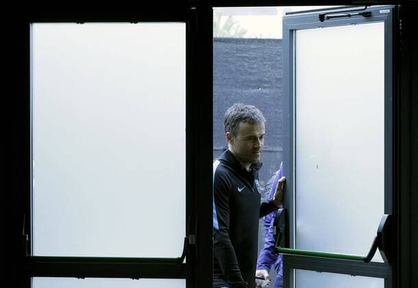FC Barcelona Barca s Spanish coach Luis Enrique, arrives at a press conference PK Pressekonferenz held after a team s training session at Joan Gamper Sports City in Sat Joan Despi, Catalonia, northeastern Spain, 04 April 2016. FC Barcelona will face Atletico Madrid in a Champions League quarter finals first leg soccer match the upcoming 05 April. EFE Alberto Estevez PRESS CONFERENCE !ACHTUNG: NUR REDAKTIONELLE NUTZUNG!  GRA082 20160404-635953771693954176