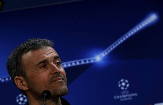 FC Barcelona Barca s Spanish coach Luis Enrique, gestures during a press conference PK Pressekonferenz held after a team s training session at Joan Gamper Sports City in Sat Joan Despi, Catalonia, northeastern Spain, 04 April 2016. FC Barcelona will face Atletico Madrid in a Champions League quarter finals first leg soccer match the upcoming 05 April. EFE Alberto Estevez PRESS CONFERENCE !ACHTUNG: NUR REDAKTIONELLE NUTZUNG!  GRA082 20160404-635953774530502176