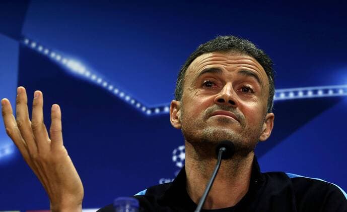 FC Barcelona Barca s Spanish coach Luis Enrique, gestures during a press conference PK Pressekonferenz held after a team s training session at Joan Gamper Sports City in Sat Joan Despi, Catalonia, northeastern Spain, 04 April 2016. FC Barcelona will face Atletico Madrid in a Champions League quarter finals first leg soccer match the upcoming 05 April. EFE Alberto Estevez PRESS CONFERENCE !ACHTUNG: NUR REDAKTIONELLE NUTZUNG!  GRA082 20160404-635953774551250176