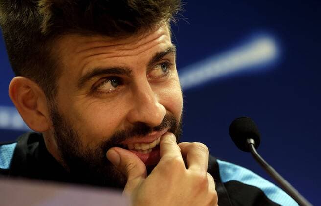 FC Barcelona Barca s Spanish defender Gerard Pique, gestures during a press conference PK Pressekonferenz held after a team s training session at Joan Gamper Sports City in Sat Joan Despi, Catalonia, northeastern Spain, 04 April 2016. FC Barcelona will face Atletico Madrid in a Champions League quarter finals first leg soccer match the upcoming 05 April. EFE Alberto Estevez PRESS CONFERENCE !ACHTUNG: NUR REDAKTIONELLE NUTZUNG!  GRA082 20160404-635953775845114176