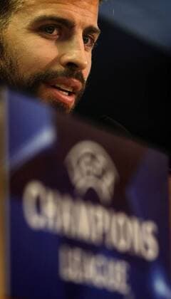 FC Barcelona Barca s Spanish defender Gerard Pique, gestures during a press conference PK Pressekonferenz held after a team s training session at Joan Gamper Sports City in Sat Joan Despi, Catalonia, northeastern Spain, 04 April 2016. FC Barcelona will face Atletico Madrid in a Champions League quarter finals first leg soccer match the upcoming 05 April. EFE Alberto Estevez PRESS CONFERENCE !ACHTUNG: NUR REDAKTIONELLE NUTZUNG!  GRA082 20160404-635953775906422176