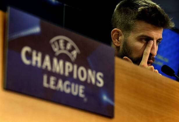 FC Barcelona Barca s Spanish defender Gerard Pique, gestures during a press conference PK Pressekonferenz held after a team s training session at Joan Gamper Sports City in Sat Joan Despi, Catalonia, northeastern Spain, 04 April 2016. FC Barcelona will face Atletico Madrid in a Champions League quarter finals first leg soccer match the upcoming 05 April. EFE Alberto Estevez PRESS CONFERENCE !ACHTUNG: NUR REDAKTIONELLE NUTZUNG!  GRA082 20160404-635953775920306176