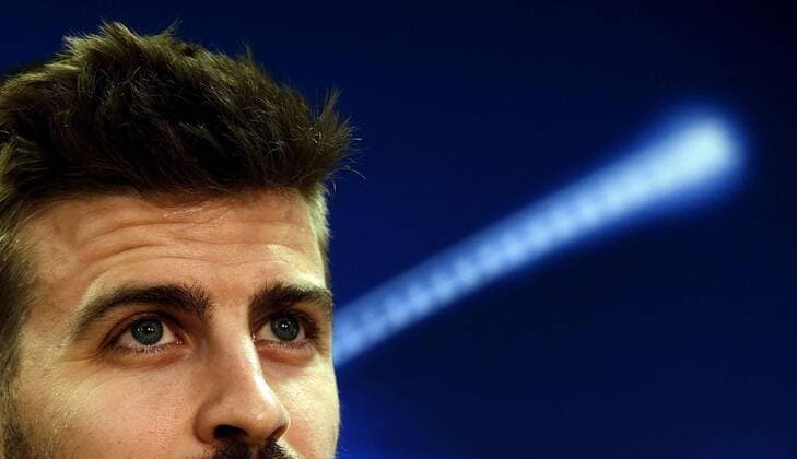FC Barcelona Barca s Spanish defender Gerard Pique, gestures during a press conference PK Pressekonferenz held after a team s training session at Joan Gamper Sports City in Sat Joan Despi, Catalonia, northeastern Spain, 04 April 2016. FC Barcelona will face Atletico Madrid in a Champions League quarter finals first leg soccer match the upcoming 05 April. EFE Alberto Estevez PRESS CONFERENCE !ACHTUNG: NUR REDAKTIONELLE NUTZUNG!  GRA082 20160404-635953776617250176