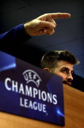 FC Barcelona Barca s Spanish defender Gerard Pique, gestures during a press conference PK Pressekonferenz held after a team s training session at Joan Gamper Sports City in Sat Joan Despi, Catalonia, northeastern Spain, 04 April 2016. FC Barcelona will face Atletico Madrid in a Champions League quarter finals first leg soccer match the upcoming 05 April. EFE Alberto Estevez PRESS CONFERENCE !ACHTUNG: NUR REDAKTIONELLE NUTZUNG!  GRA082 20160404-635953777278846176