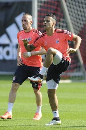 v.re:Thiago ALCANTARA (FCB),Franck RIBERY (Bayern Muenchen),Aktion. Training FC Bayern Muenchen vor dem Champions League Spiel gegen Benfica Lissabon. Fussball 1. Bundesliga,am 04.4.2016.