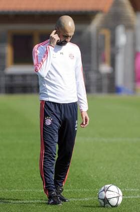 Pep (Josep) GUARDIOLA (Trainer FCB) skeptisch,nachdenklich,Gestik. Training FC Bayern Muenchen vor dem Champions League Spiel gegen Benfica Lissabon. Fussball 1. Bundesliga,am 04.4.2016.