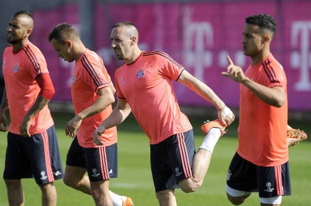 v.re:Thiago ALCANTARA (FCB),Franck RIBERY (Bayern Muenchen),RAFINHA (Bayern Muenchen),Arturo VIDAL (Bayern Muenchen),Aktion. Training FC Bayern Muenchen vor dem Champions League Spiel gegen Benfica Lissabon. Fussball 1. Bundesliga,am 04.4.2016.