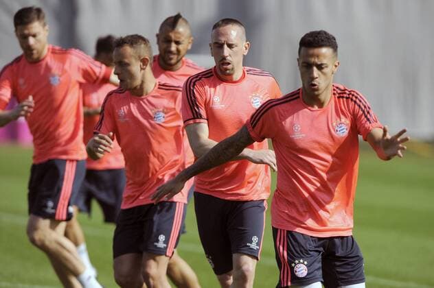 v.re:Thiago ALCANTARA (FCB),Franck RIBERY (Bayern Muenchen),Arturo VIDAL (Bayern Muenchen),RAFINHA (Bayern Muenchen),Xabi ALONSO (Bayern Muenchen)Aktion. Training FC Bayern Muenchen vor dem Champions League Spiel gegen Benfica Lissabon. Fussball 1. Bundesliga,am 04.4.2016.