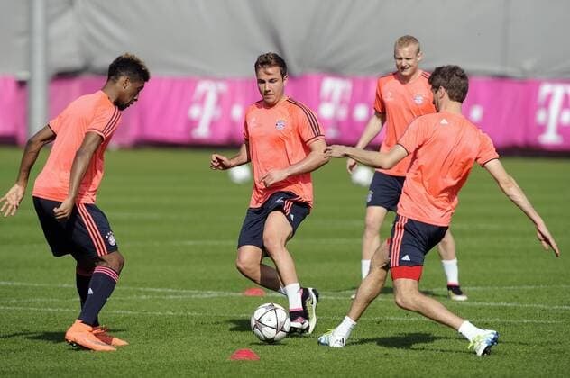 v.re:Sinan KURT (Bayern Muenchen),Sebastian RODE (Bayern Muenchen),Mario GOETZE,GÖTZE (Bayern Muenchen),Kingsley COMAN (Bayern Muenchen),Aktion,Zweikampf. Training FC Bayern Muenchen vor dem Champions League Spiel gegen Benfica Lissabon. Fussball 1. Bundesliga,am 04.4.2016.
