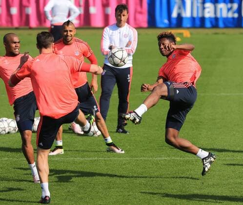 04.04.2016, 1.BL,FC Bayern Training, Säbenerstrasse München, im Bild: Douglas Costa (FCB), Xabi Alonso (FCB),Arturo Vidal (FCB) und David Alaba (FCB)