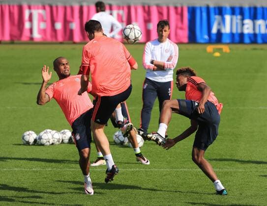 04.04.2016, 1.BL,FC Bayern Training, Säbenerstrasse München, im Bild: Douglas Costa (FCB), Xabi Alonso (FCB),Arturo Vidal (FCB) und David Alaba (FCB)
