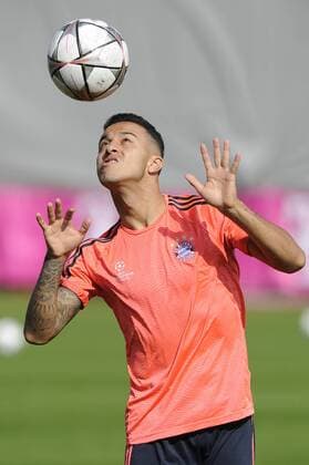 Bilder des Tages - Sport volle Konzetration:Thiago ALCANTARA (FCB),Aktion,Einzelbild,angeschnittenes Einzelmotiv,Halbfigur,halbe Figur, Training FC Bayern Muenchen vor dem Champions League Spiel gegen Benfica Lissabon. Fussball 1. Bundesliga,am 04.4.2016.