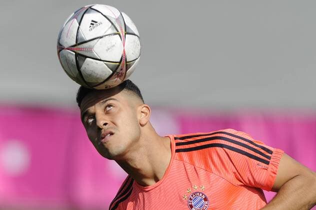 volle Konzetration:Thiago ALCANTARA (FCB),Aktion,Einzelbild,angeschnittenes Einzelmotiv,Halbfigur,halbe Figur, Training FC Bayern Muenchen vor dem Champions League Spiel gegen Benfica Lissabon. Fussball 1. Bundesliga,am 04.4.2016.