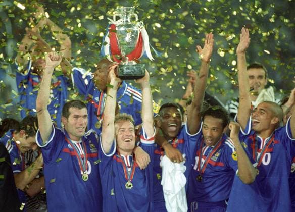 Fußball, EM Finale 2000 in Rotterdam, Frankreich - Italien 2-1 n.V. Fussball-Europameisterschaft 2000 in Belgien Niederlande Finale: Frankreich - Italien 2:1 n.V. Kapitän Didier Deschamps mit Pokal und Mitspieler HM