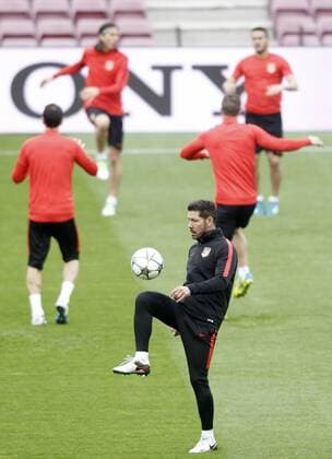Atletico de Madrid s coach Diego Pablo Cholo Simeone during training session. April 4,2016.  (20160404130)