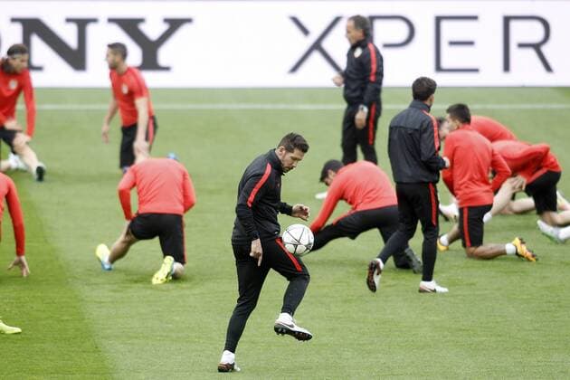 Atletico de Madrid s coach Diego Pablo Cholo Simeone during training session. April 4,2016.  (20160404136)