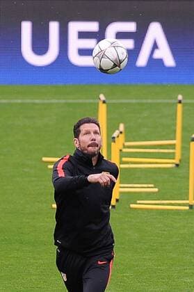 April 4, 2016 - Barcelona, Catalonia, Spain - Diego Pablo Simeone of Atletico de Madrid, playing with the ball during the training session before F.C.Barcelona vs Atletico de Madrid UEFA Cahampions League match on April 4, 2016 in Barcelona, Spain. Atletico de Madrid training session  - ZUMAn230