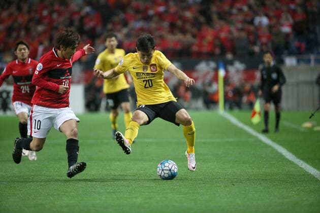 Yu Hanchao, right, of China s Guangzhou Evergrande challenges Yosuke Kashiwagi, left, of Japan s Urawa Red Diamonds in their Group G match during the AFC Champions League 2016 in Saitama, Japan, 5 April 2016. Urawa Red Diamonds vs Guangzhou Evergrande at AFC Champions League  20160405_32190