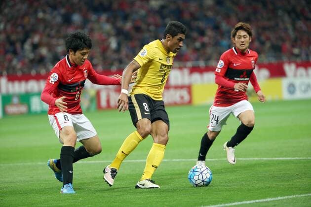 Jose Paulo Bezerra Maciel Junior, center, commonly known as Paulinho, of China s Guangzhou Evergrande challenges Wataru Endo, left, and Takahiro Sekine of Japan s Urawa Red Diamonds in their Group G match during the AFC Champions League 2016 in Saitama, Japan, 5 April 2016. Urawa Red Diamonds vs Guangzhou Evergrande at AFC Champions League  20160405_09938
