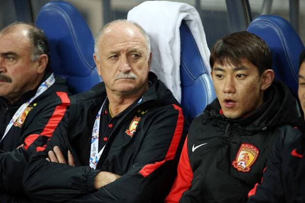 Head coach Luiz Felipe Scolari, center, of China s Guangzhou Evergrande watches his players competing against Japan s Urawa Red Diamonds in their Group G match during the AFC Champions League 2016 in Saitama, Japan, 5 April 2016. Urawa Red Diamonds vs Guangzhou Evergrande at AFC Champions League  20160405_09940