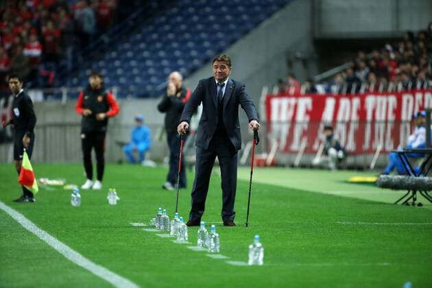 Head coach Mihailo Petrovic, center, of Japan s Urawa Red Diamonds watches his players competing against China s Guangzhou Evergrande in their Group G match during the AFC Champions League 2016 in Saitama, Japan, 5 April 2016. Urawa Red Diamonds vs Guangzhou Evergrande at AFC Champions League  20160405_09942