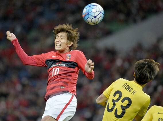 Urawa Red Diamonds vs Guangzhou Evergrande in ACL Midfielder Yosuke Kashiwagi of Japan s Urawa Red Diamonds heads over defender Rong Hao (33) of China s Guangzhou Evergrande during the first half of an Asian Champions League Group H match in Saitama, north of Tokyo, on April 5, 2016. 
