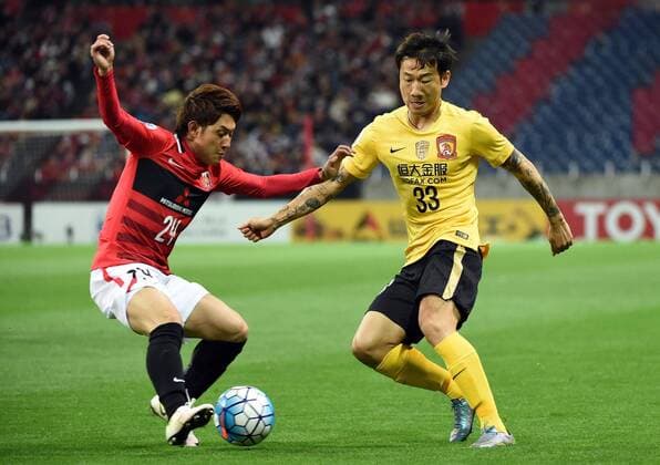 (160405) -- SAITAMA, April 5, 2016 -- Rong Hao (R) of China s Guangzhou Evergrandtaobao vies with Sekine Takahiro of Japan s Urawa Red Diamonds during the AFC Champions League Group H football match in Saitama, Japan, April 5, 2016. ) (SP)JAPAN-SAITAMA-FOOTBALL-AFC CHAMPIONS LEAGUE LiuxDawei 