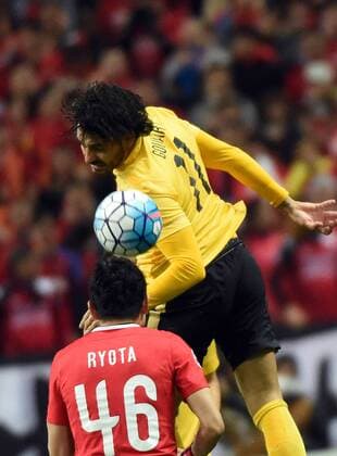 (160405) -- SAITAMA, April 5, 2016 -- Ricardo Goulart Pereira (R) of China s Guangzhou Evergrandtaobao vies with Moriwaki Ryota of Japan s Urawa Red Diamonds during the AFC Champions League Group H football match in Saitama, Japan, April 5, 2016. ) (SP)JAPAN-SAITAMA-FOOTBALL-AFC CHAMPIONS LEAGUE LiuxDawei 