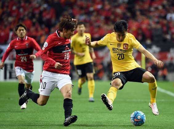 (160405) -- SAITAMA, April 5, 2016 -- Yu Hanchao (R) of China s Guangzhou Evergrandtaobao vies with Kashiwagi Yosuke of Japan s Urawa Red Diamonds during the AFC Champions League Group H football match in Saitama, Japan, April 5, 2016. ) (SP)JAPAN-SAITAMA-FOOTBALL-AFC CHAMPIONS LEAGUE LiuxDawei 