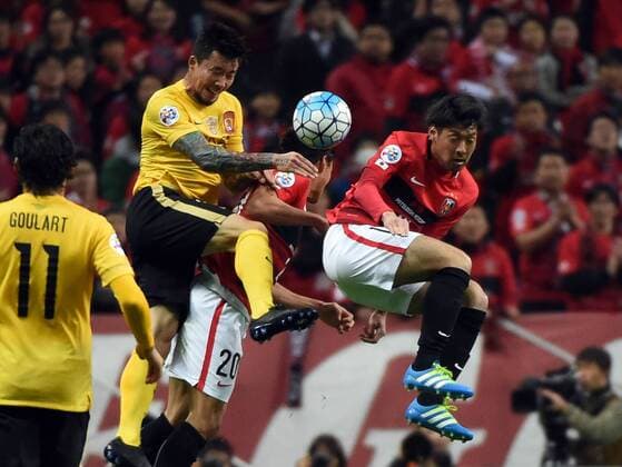 (160405) -- SAITAMA, April 5, 2016 -- Zhang Linpeng (2nd L) of China s Guangzhou Evergrandtaobao vies for the ball during the AFC Champions League Group H football match against Japan s Urawa Red Diamonds in Saitama, Japan, April 5, 2016. ) (SP)JAPAN-SAITAMA-FOOTBALL-AFC CHAMPIONS LEAGUE LiuxDawei 