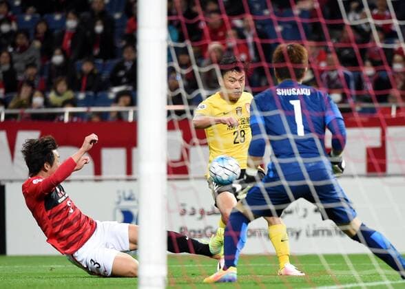 (160405) -- SAITAMA, April 5, 2016 -- Gao Lin (C) of China s Guangzhou Evergrandtaobao shoots the ball during the AFC Champions League Group H football match against Japan s Urawa Red Diamonds in Saitama, Japan, April 5, 2016. ) (SP)JAPAN-SAITAMA-FOOTBALL-AFC CHAMPIONS LEAGUE LiuxDawei 