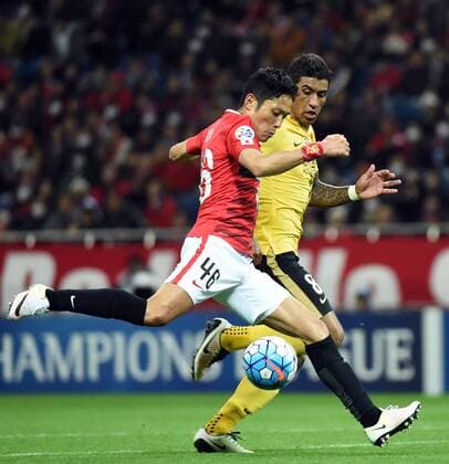 (160405) -- SAITAMA, April 5, 2016 -- Ryota Moriwaki (L) of Japan s Urawa Red Diamonds vies with Paulinho of China s Guangzhou Evergrandtaobao during the AFC Champions League Group H football match against in Saitama, Japan, April 5, 2016. ) (SP)JAPAN-SAITAMA-FOOTBALL-AFC CHAMPIONS LEAGUE LiuxDawei 