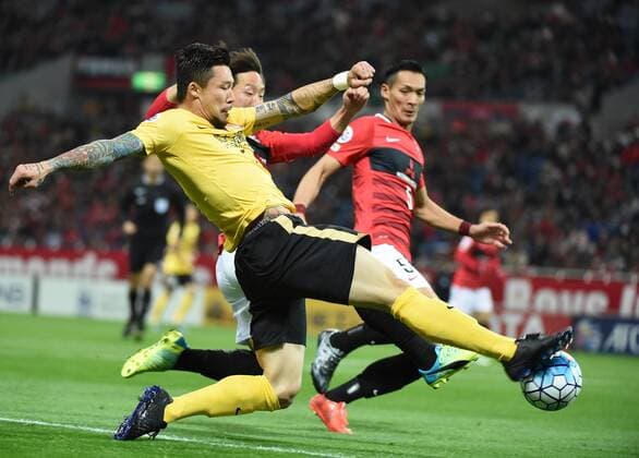 (160405) -- SAITAMA, April 5, 2016 -- Zhang Linpeng (L) of China s Guangzhou Evergrandtaobao vies for the ball during the AFC Champions League Group H football match against Japan s Urawa Red Diamonds in Saitama, Japan, April 5, 2016. ) (SP)JAPAN-SAITAMA-FOOTBALL-AFC CHAMPIONS LEAGUE LiuxDawei 