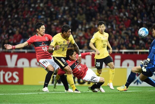 (160405) -- SAITAMA, April 5, 2016 -- Paulinho (2nd L) of China s Guangzhou Evergrandtaobao vies with Sekine Takahiro (3rd L) of Japan s Urawa Red Diamonds during the AFC Champions League Group H football match against in Saitama, Japan, April 5, 2016. ) (SP)JAPAN-SAITAMA-FOOTBALL-AFC CHAMPIONS LEAGUE LiuxDawei 