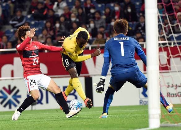 (160405) -- SAITAMA, April 5, 2016 -- Jackson Martinez (C) of China s Guangzhou Evergrandtaobao shoots the ball during the AFC Champions League Group H football match against Japan s Urawa Red Diamonds in Saitama, Japan, April 5, 2016. ) (SP)JAPAN-SAITAMA-FOOTBALL-AFC CHAMPIONS LEAGUE LiuxDawei 