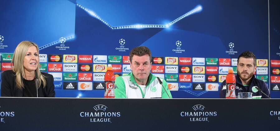 Bilder des Tages - SPORT Pressekonferenz VfL Wolfsburg, hier im Bild v.l. Pressesprecherin Barbara Ertel -Leicht, Cheftrainer Dieter Hecking (VfL Wolfsburg) und Vieirinha (VfL Wolfsburg)